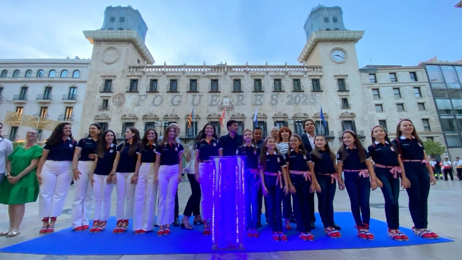 Alicante ya brilla &#039;a la llum de les Fogueres&#039;