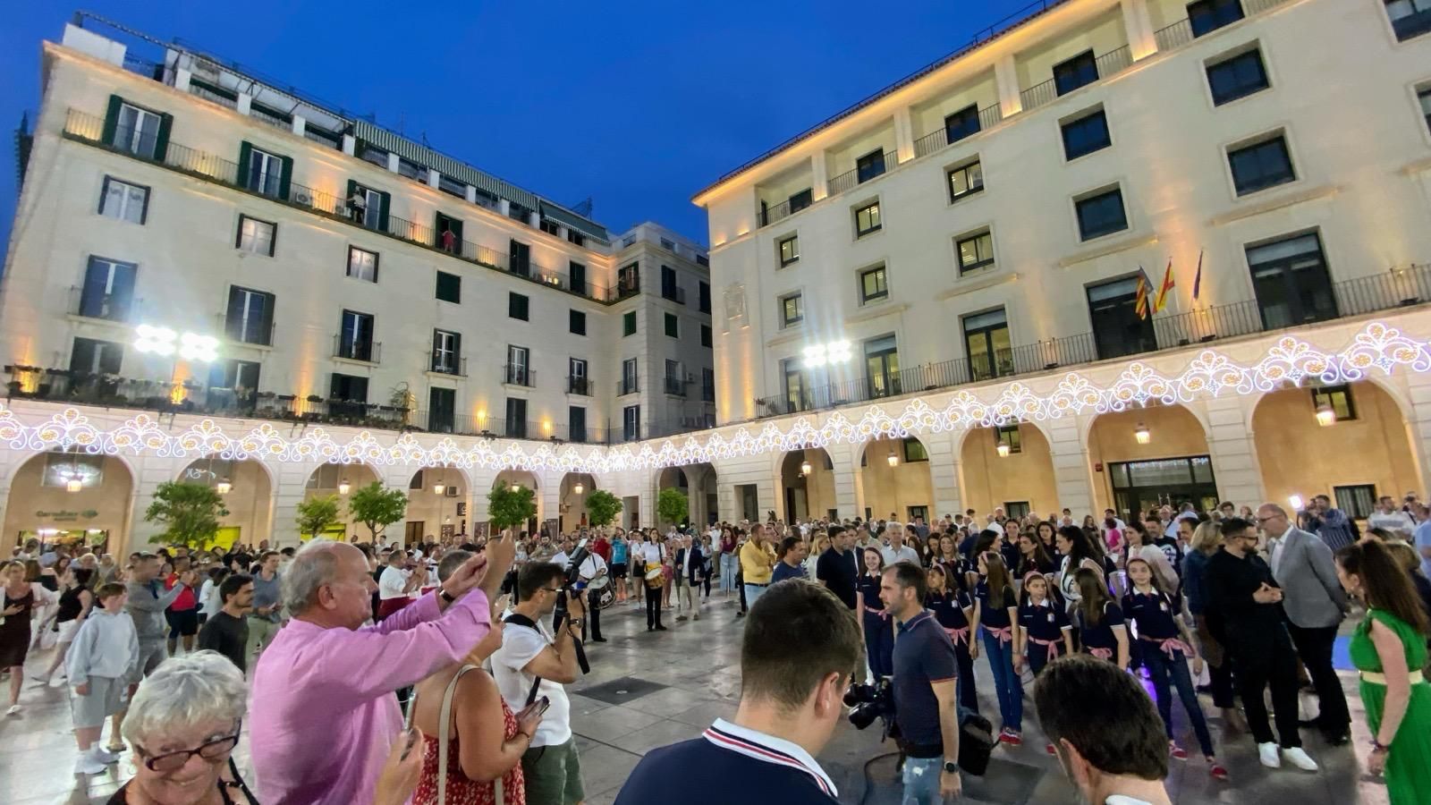 Alicante ya brilla &#039;a la llum de les Fogueres&#039;
