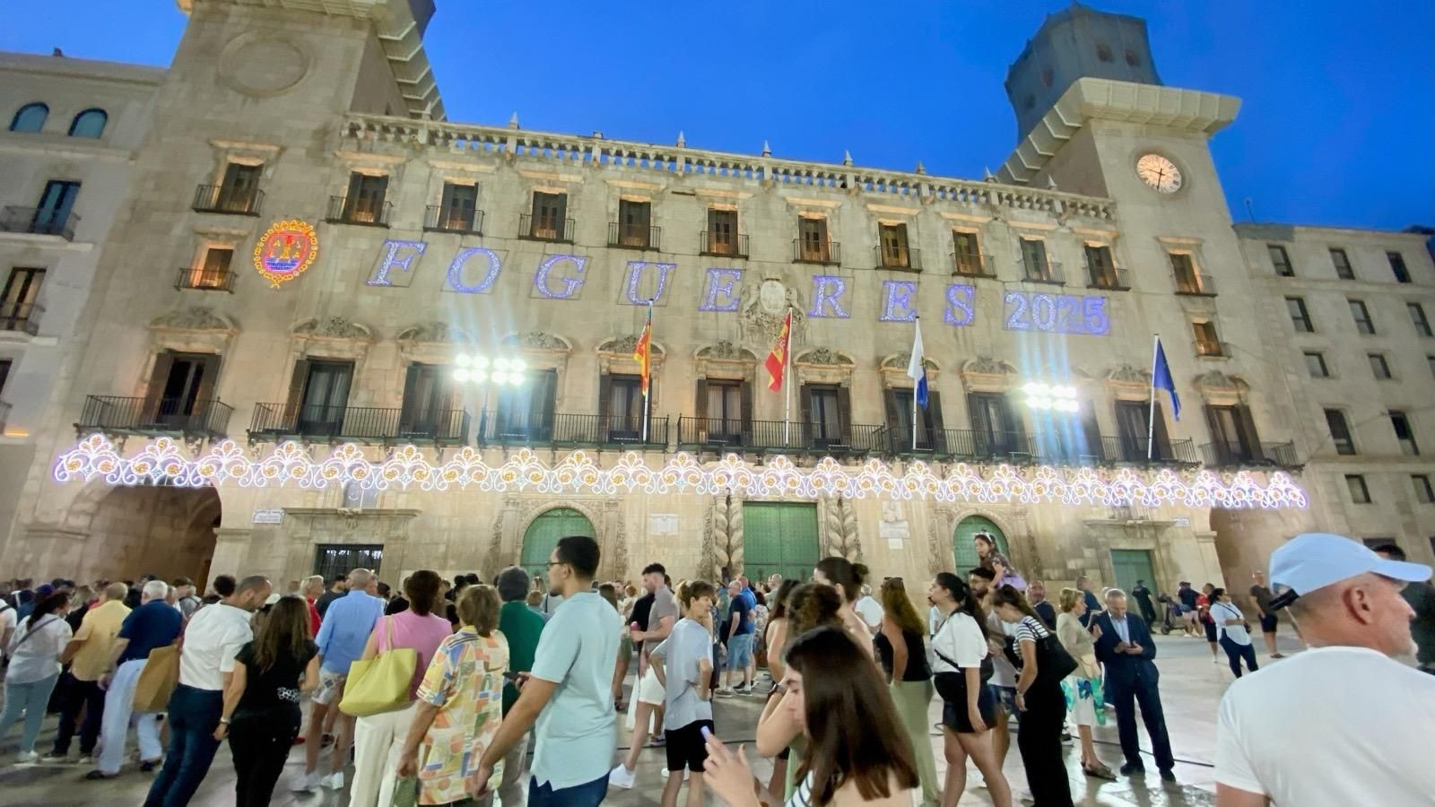 Alicante ya brilla &#039;a la llum de les Fogueres&#039;