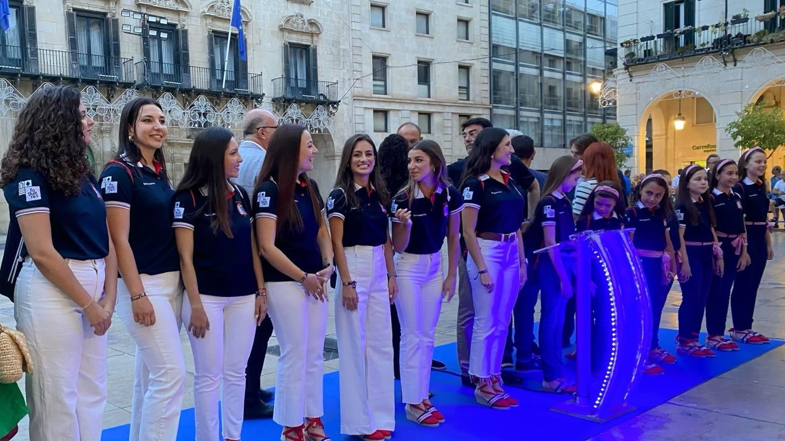 Alicante ya brilla &#039;a la llum de les Fogueres&#039;