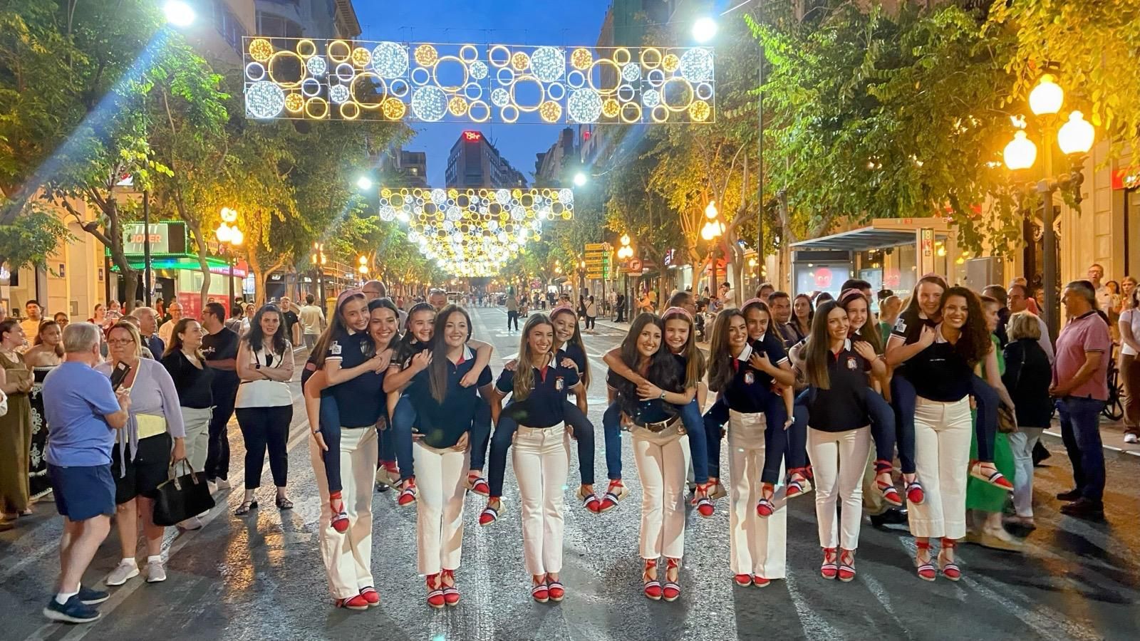 Alicante ya brilla 'a la llum de les Fogueres'