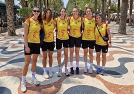 Jugadoras de la selección española posan en la Explanada.