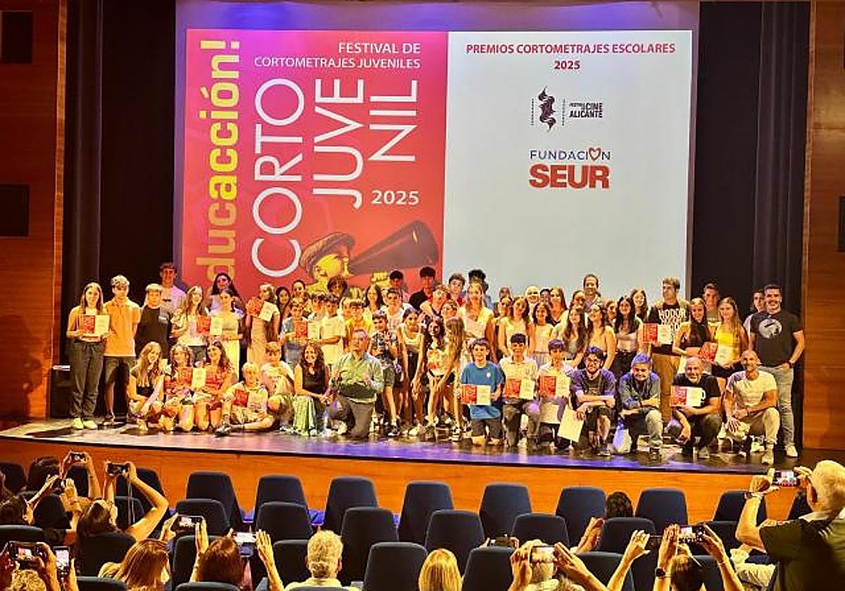 Foto de familia con todos los premiados.