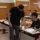 Imagen principal - Escándalo en la PAU de Orihuela: un docente comparte el examen de Historia antes de tiempo