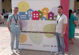 Los sanitarios Pau Berenguer y Aarón Gutiérrez este miércoles en la plaza del Ayuntamiento de Alicante.