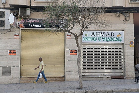 Una persona pasea por Conde Lumiares.