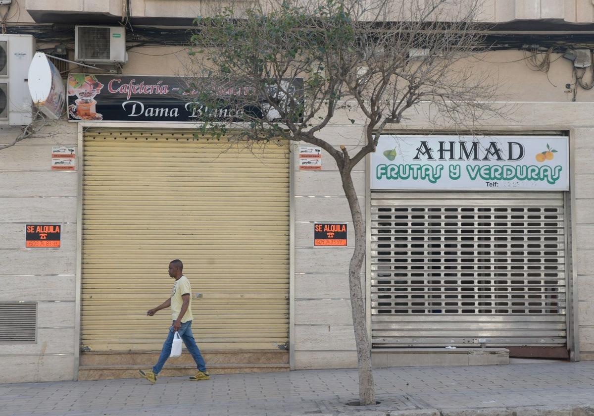 Una persona pasea por Conde Lumiares.