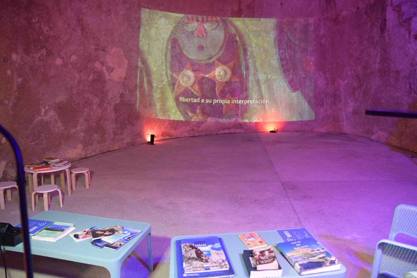 Así es la exposición 'Cantos de sirena' de Sómnica Bernabeu