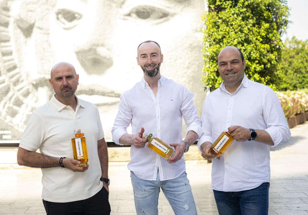 Los fundadores de Malabusca con su ron premiado en Londres.
