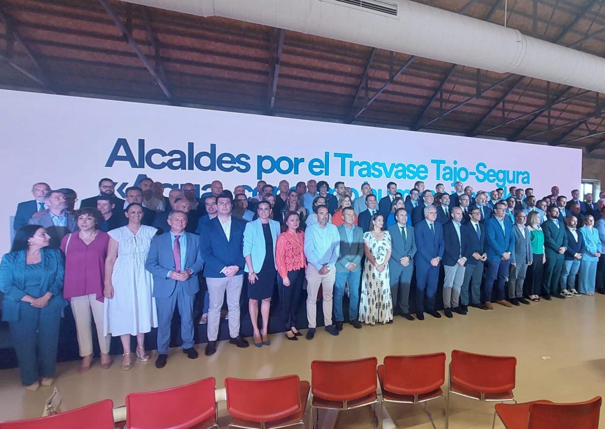 Imagen secundaria 1 - 'Agua, consumo y empleo', el grito de 90 alcaldes de Alicante, Murcia y Almería en defensa del trasvase Tajo-Segura