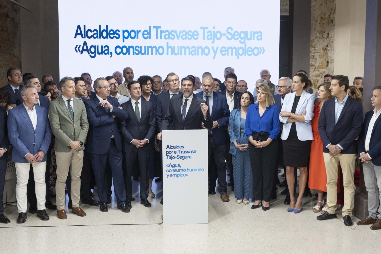 Imagen principal - &#039;Agua, consumo y empleo&#039;, el grito de 90 alcaldes de Alicante, Murcia y Almería en defensa del trasvase Tajo-Segura