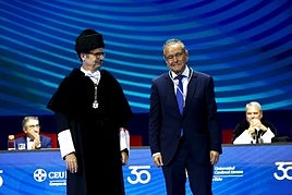 Durante el acto conmemorativo se ha hecho entrega de la medalla del 30 aniversario a once personalidades e instituciones vinculadas al desarrollo del CEU en Elche.