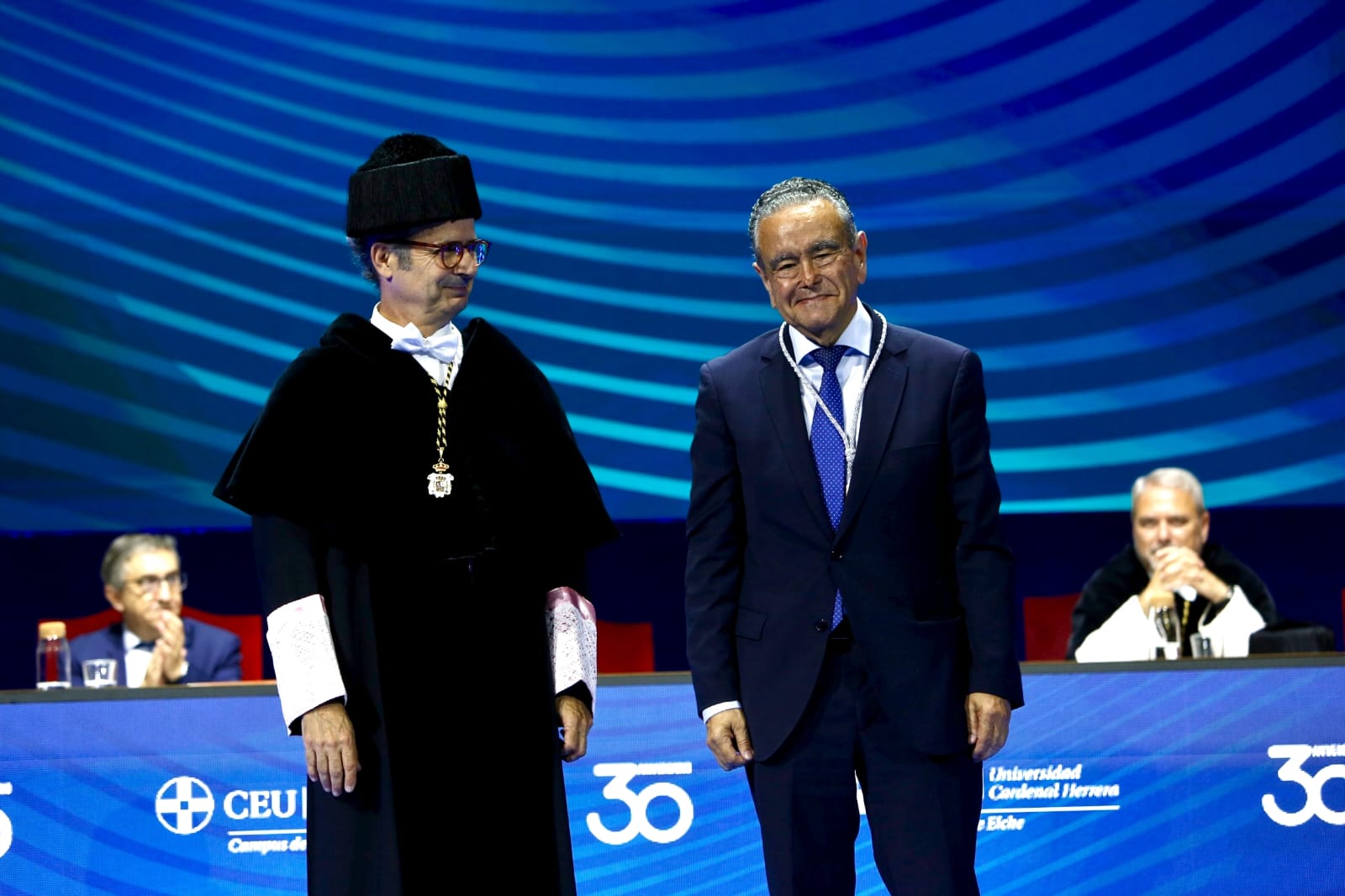 During the commemorative event, the 30th-anniversary medal was awarded to eleven individuals and institutions linked to the development of CEU in Elche.