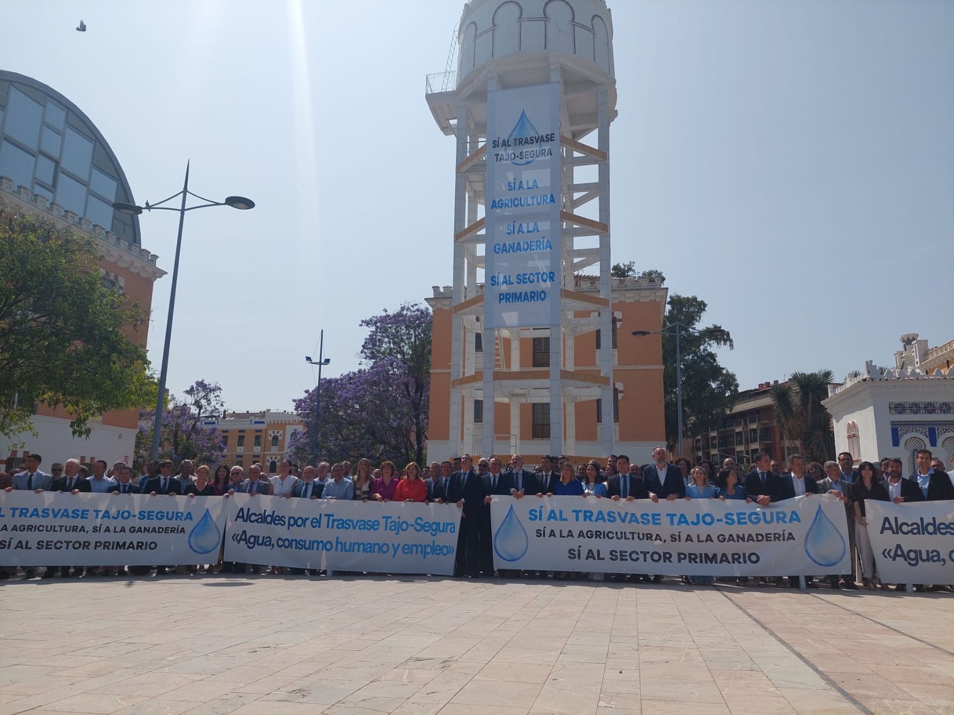 Imagen principal - 'Agua, consumo y empleo', el grito de 90 alcaldes de Alicante, Murcia y Almería en defensa del trasvase Tajo-Segura