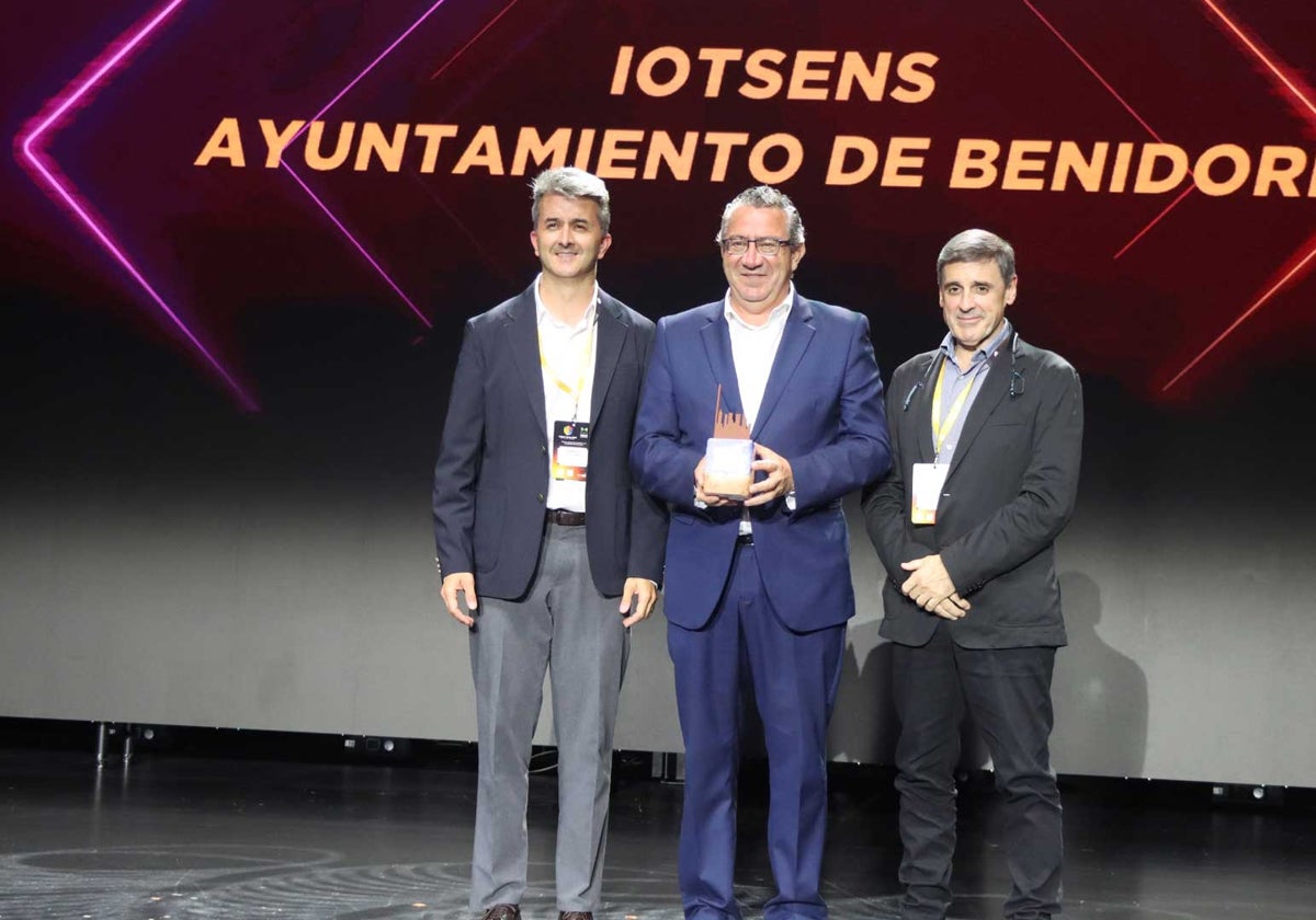 Toni Pérez con el premio concedido a Benidorm