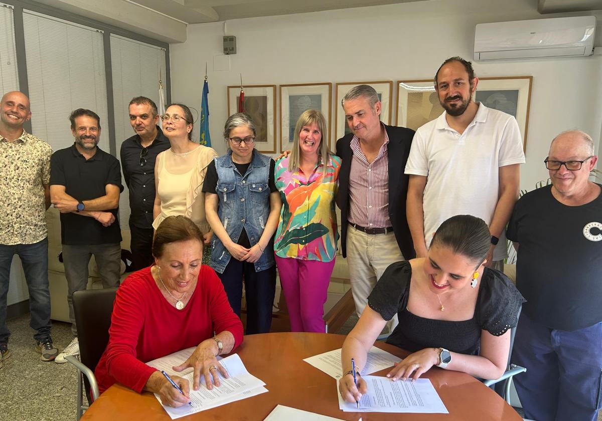 Signing of the renewal of the agreement between APSA and the Alicante City Council.