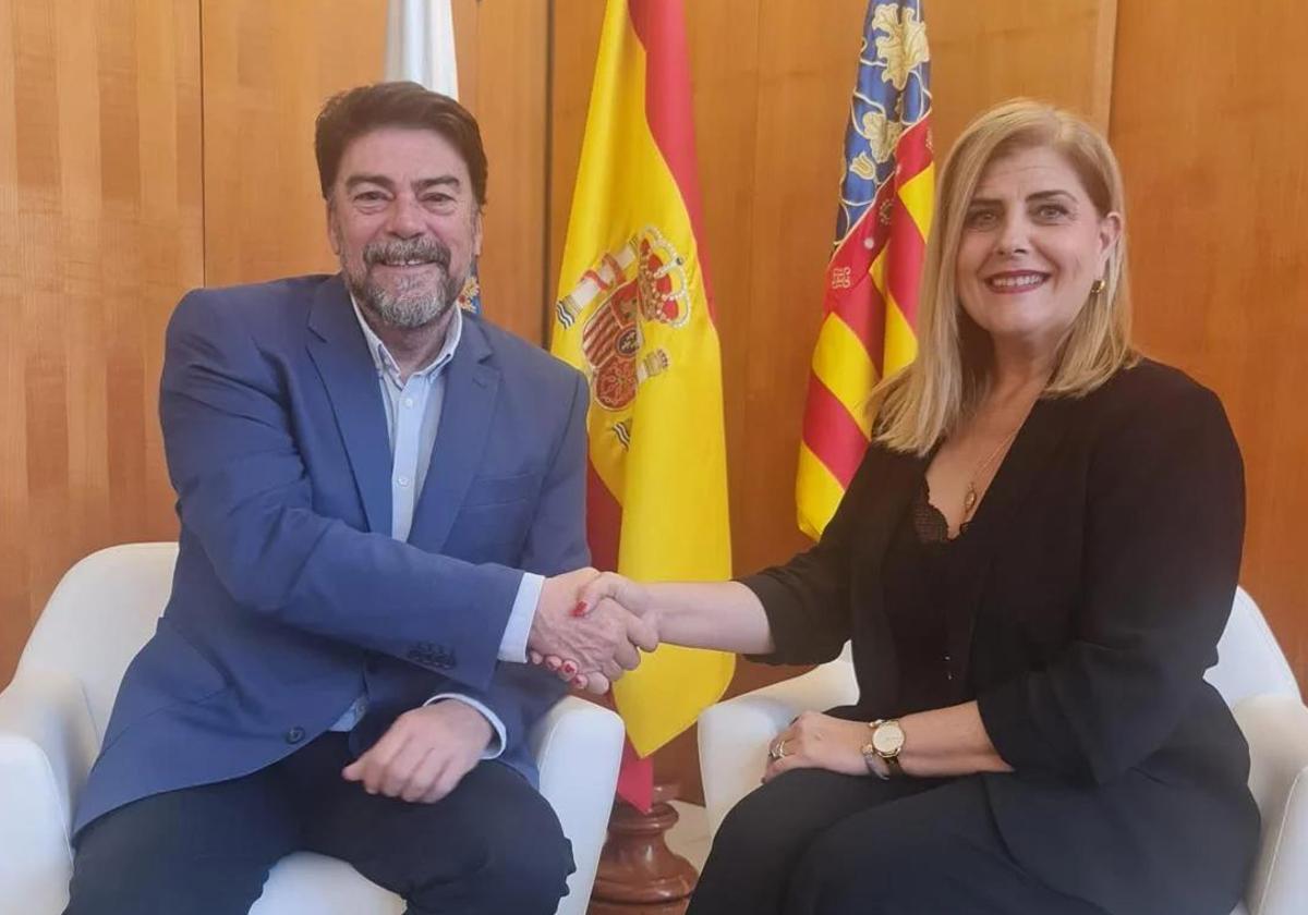 Luis Barcala (PP) y Carmen Robledillo (Vox) en la firma del acuerdo de presupuestos en enero de 2024.