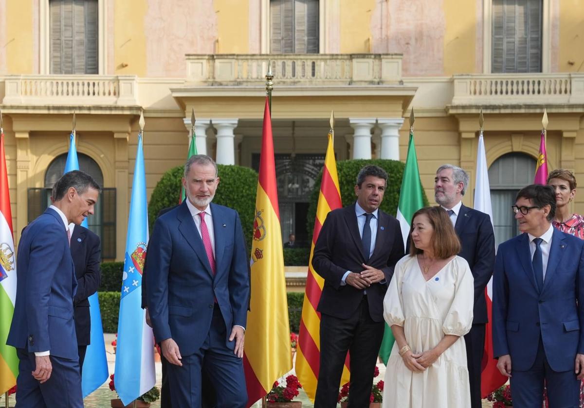 El presidente de la Generalitat, Carlos Mazón, con el Rey y el presidente del Gobierno, Pedro Sánchez, en la Conferencia de Presidentes.