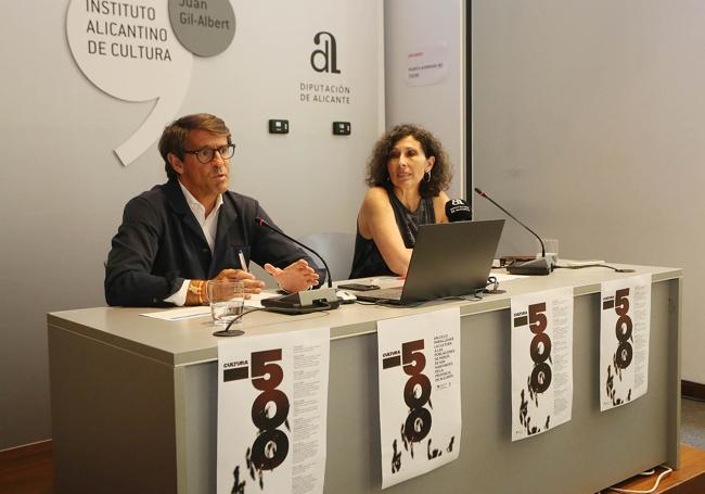 El diputado Juan de Dios Navarro y la director del IAC Cristina Martínez.