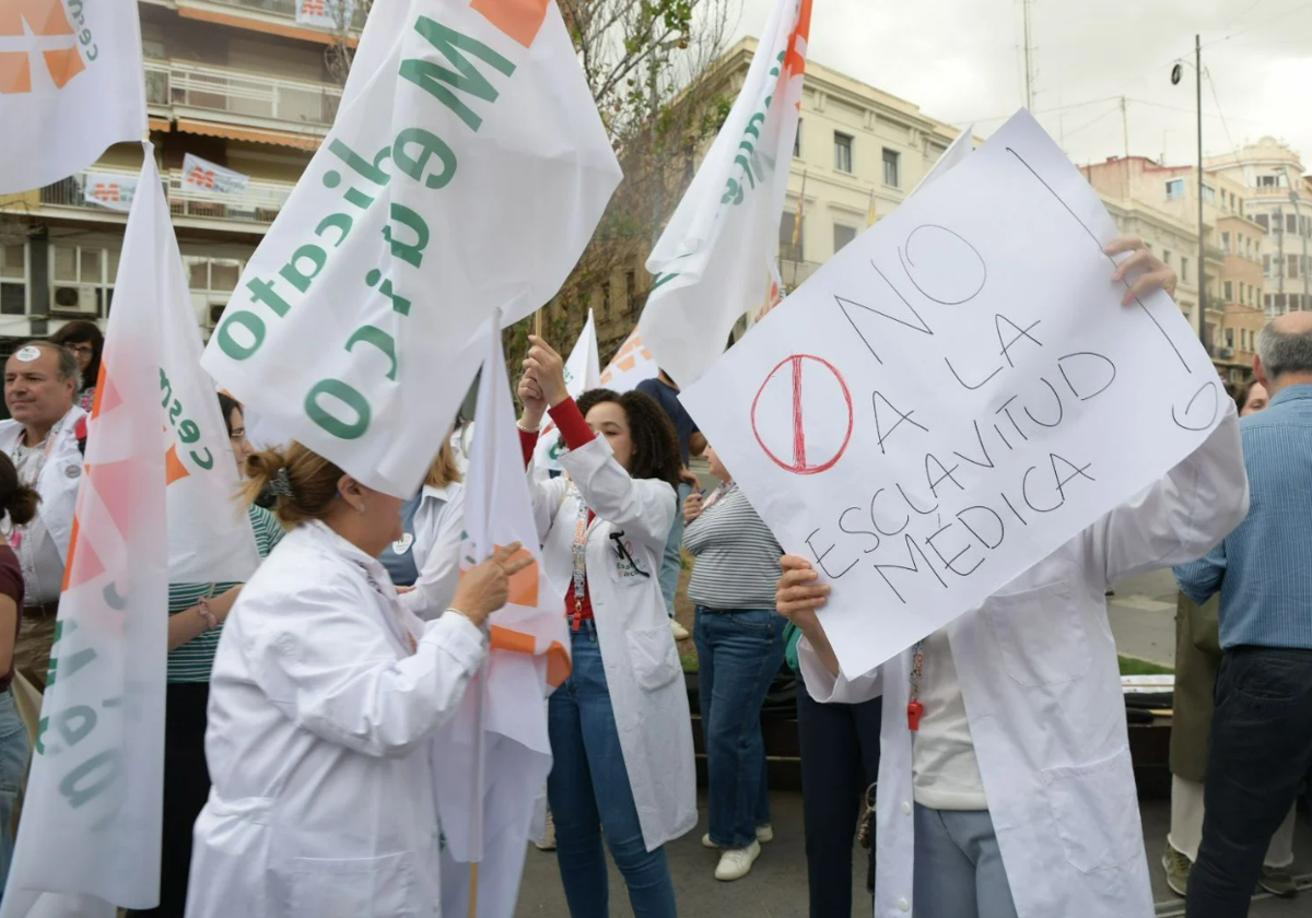 Protesta de médicos en la plaza de la Montañeta de Alicante en una imagen de archivo.
