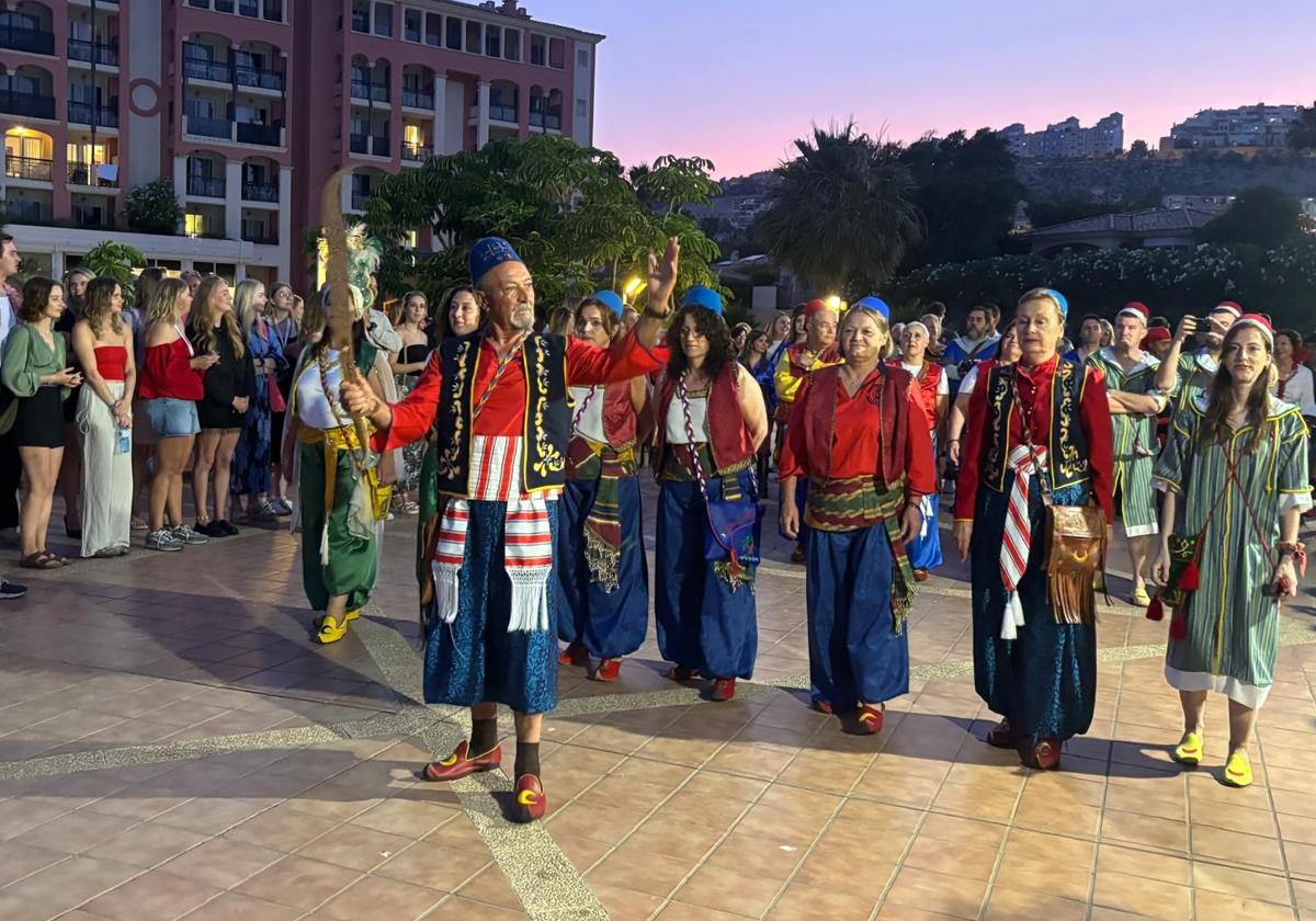 Un momento del desfile de Moros y Cristianos celebrado en Bonalba.