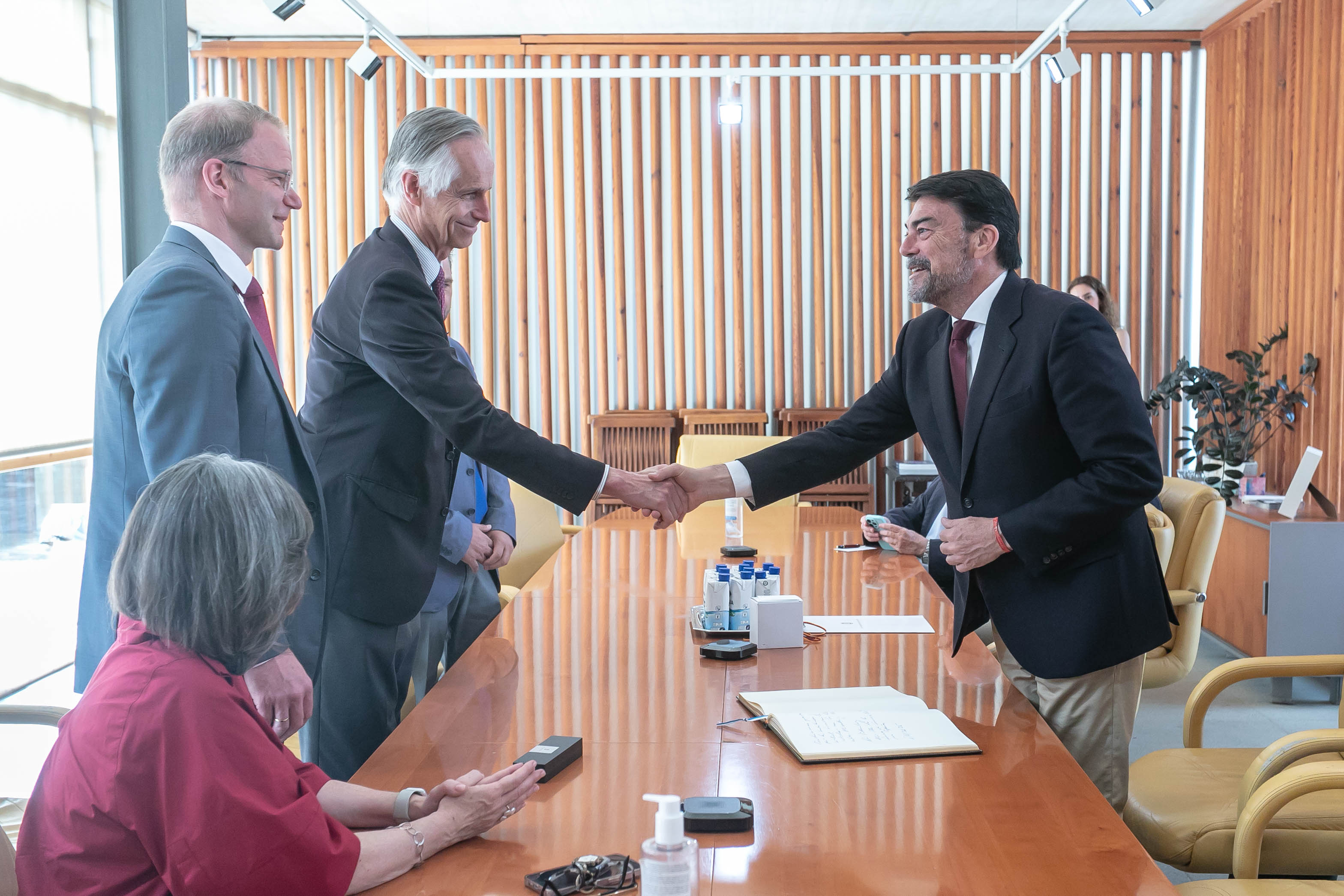 Imagen secundaria 2 - Varios momentos de la recepción en el Ayuntamiento. 