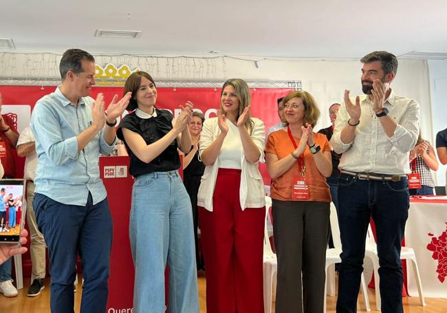 La secretaria general del PSPV, Diana Morant, y la nueva secretaria comarcal de L'Alacantí, Esther Donate.