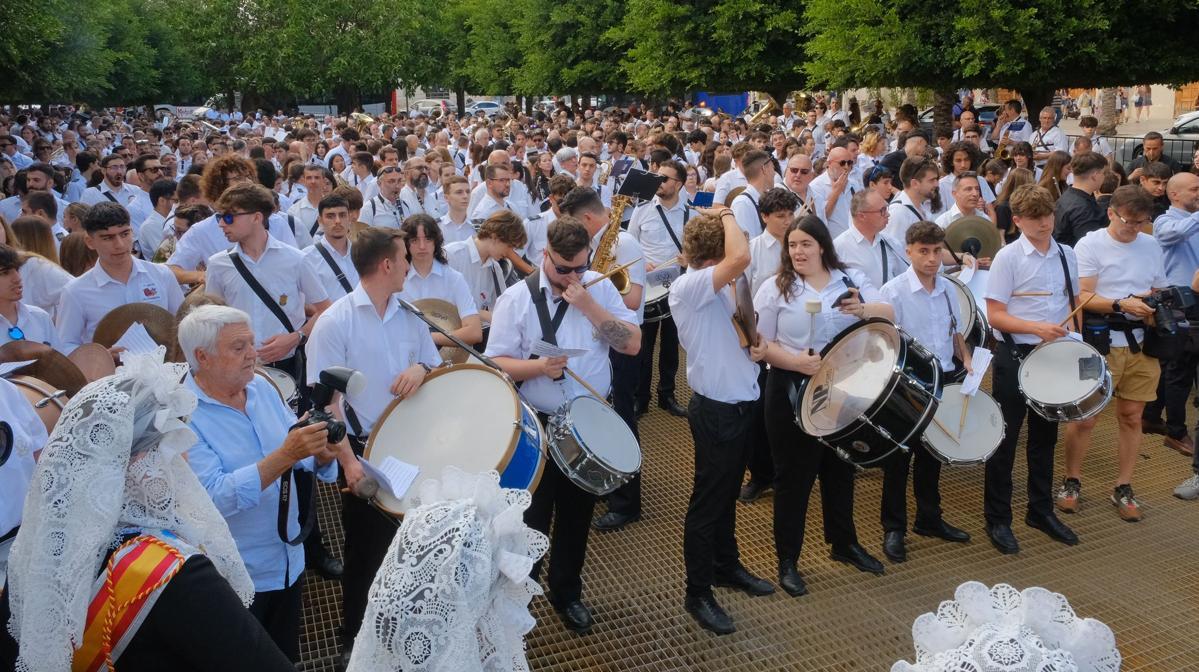 Imagen principal - Así suena el himno de Les Fogueres tocado por más de mil músicos