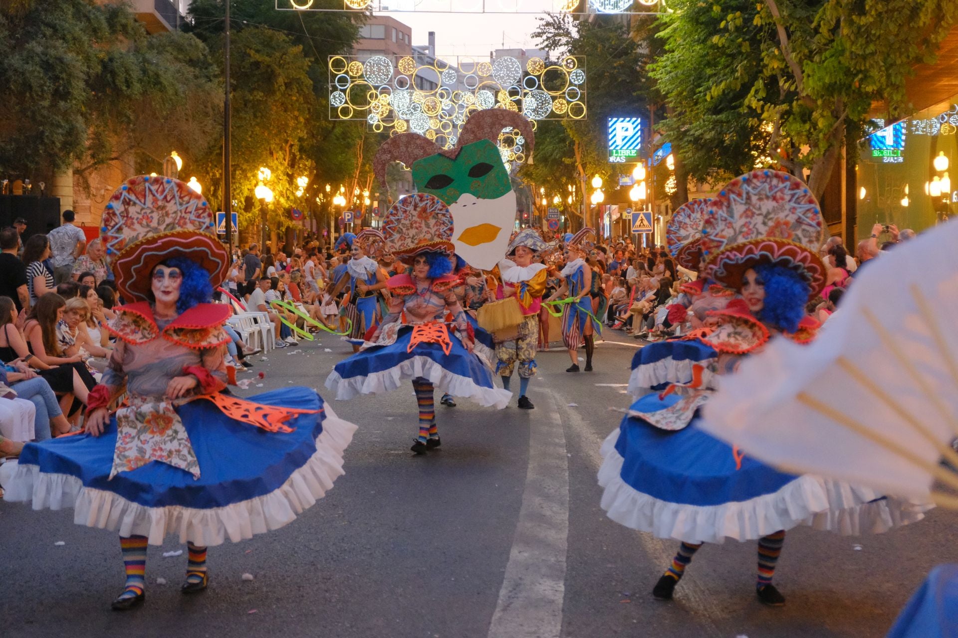 Color, imaginación y humor se dan cita en el desfile del Ninot