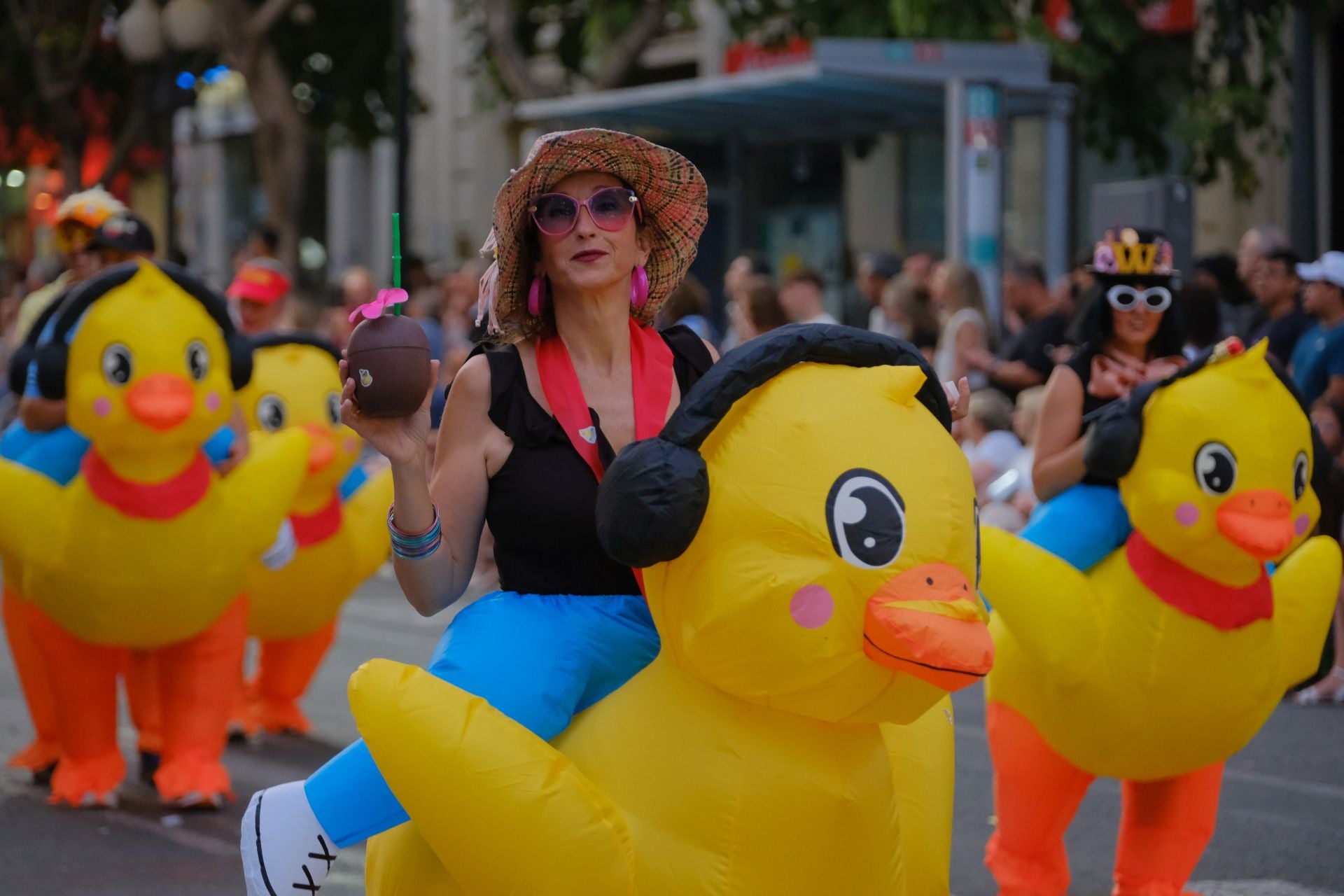Color, imaginación y humor se dan cita en el desfile del Ninot
