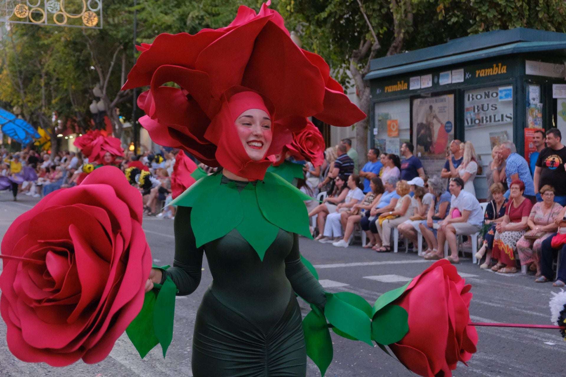 Color, imaginación y humor se dan cita en el desfile del Ninot