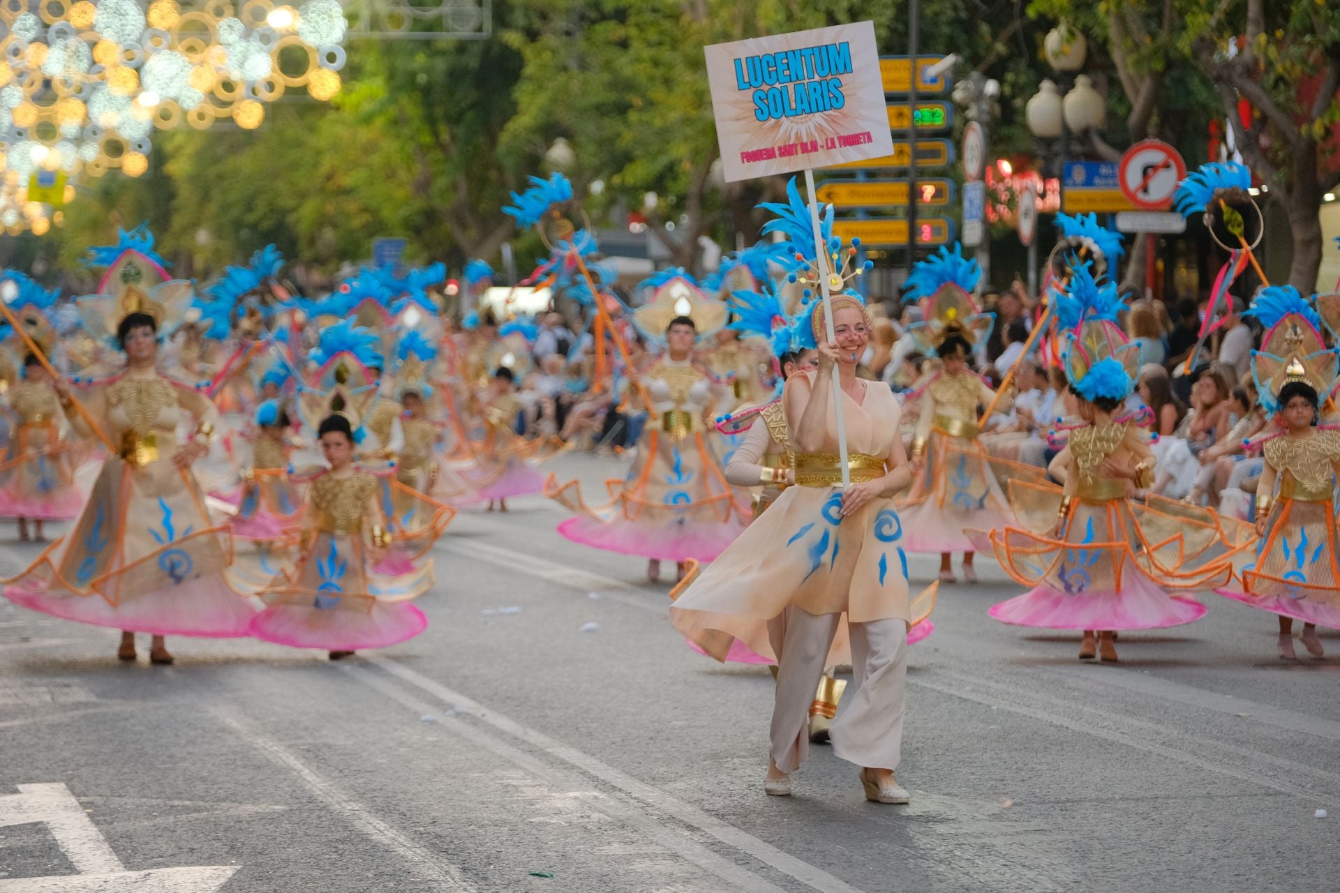 Color, imaginación y humor se dan cita en el desfile del Ninot
