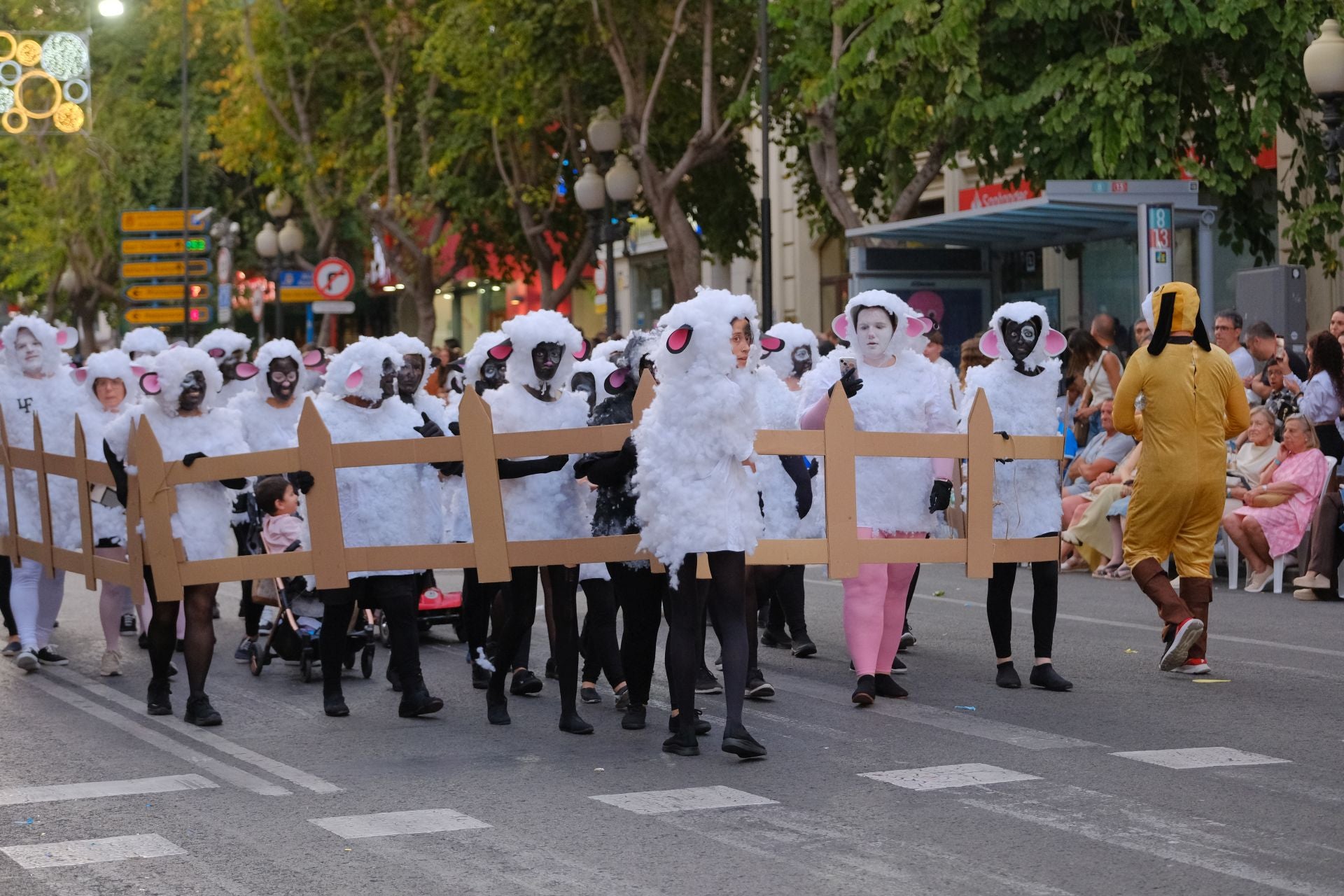 Color, imaginación y humor se dan cita en el desfile del Ninot