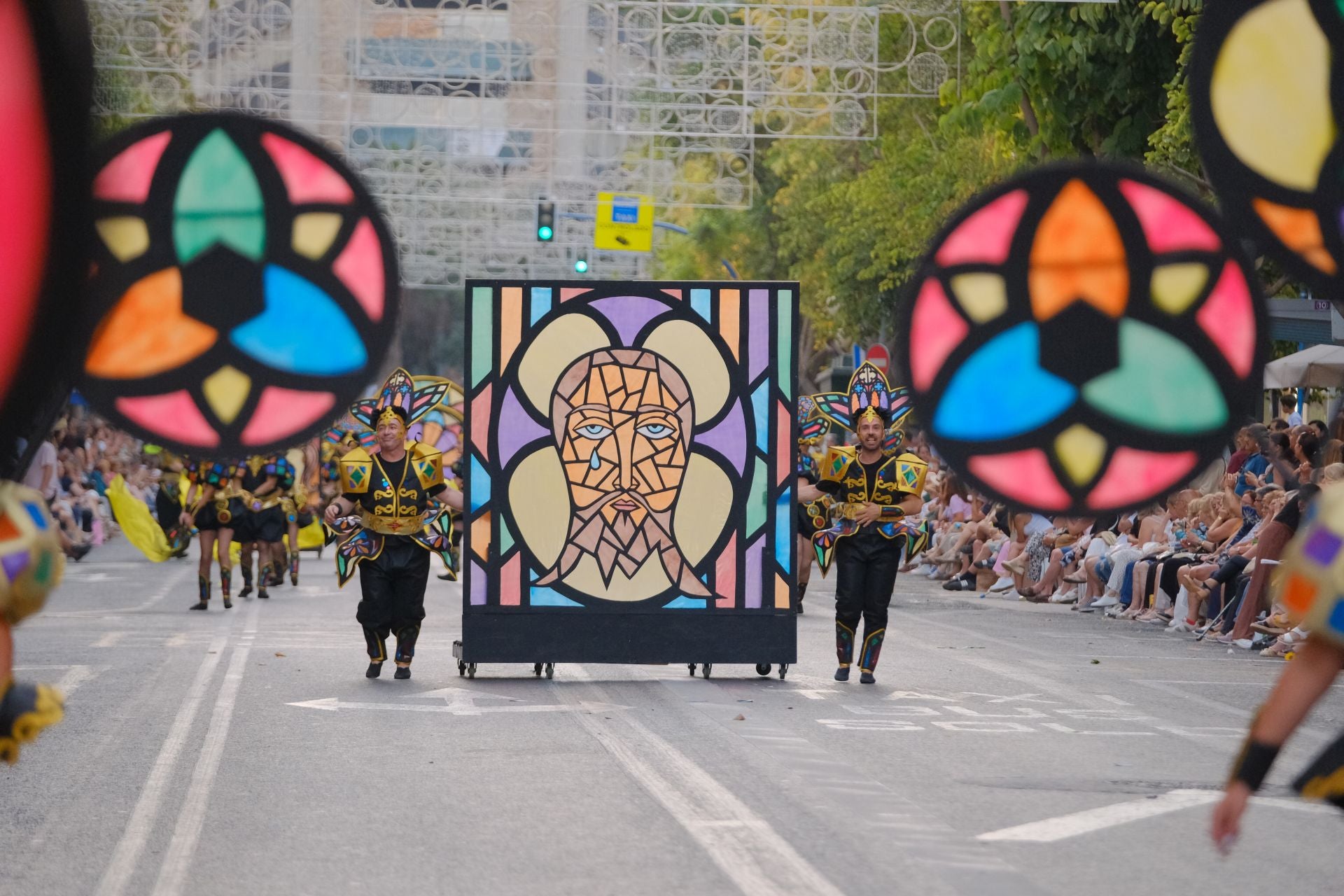 Color, imaginación y humor se dan cita en el desfile del Ninot