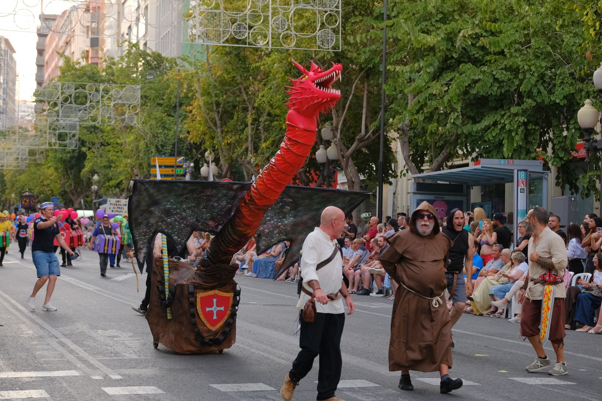 Color, imaginación y humor se dan cita en el desfile del Ninot