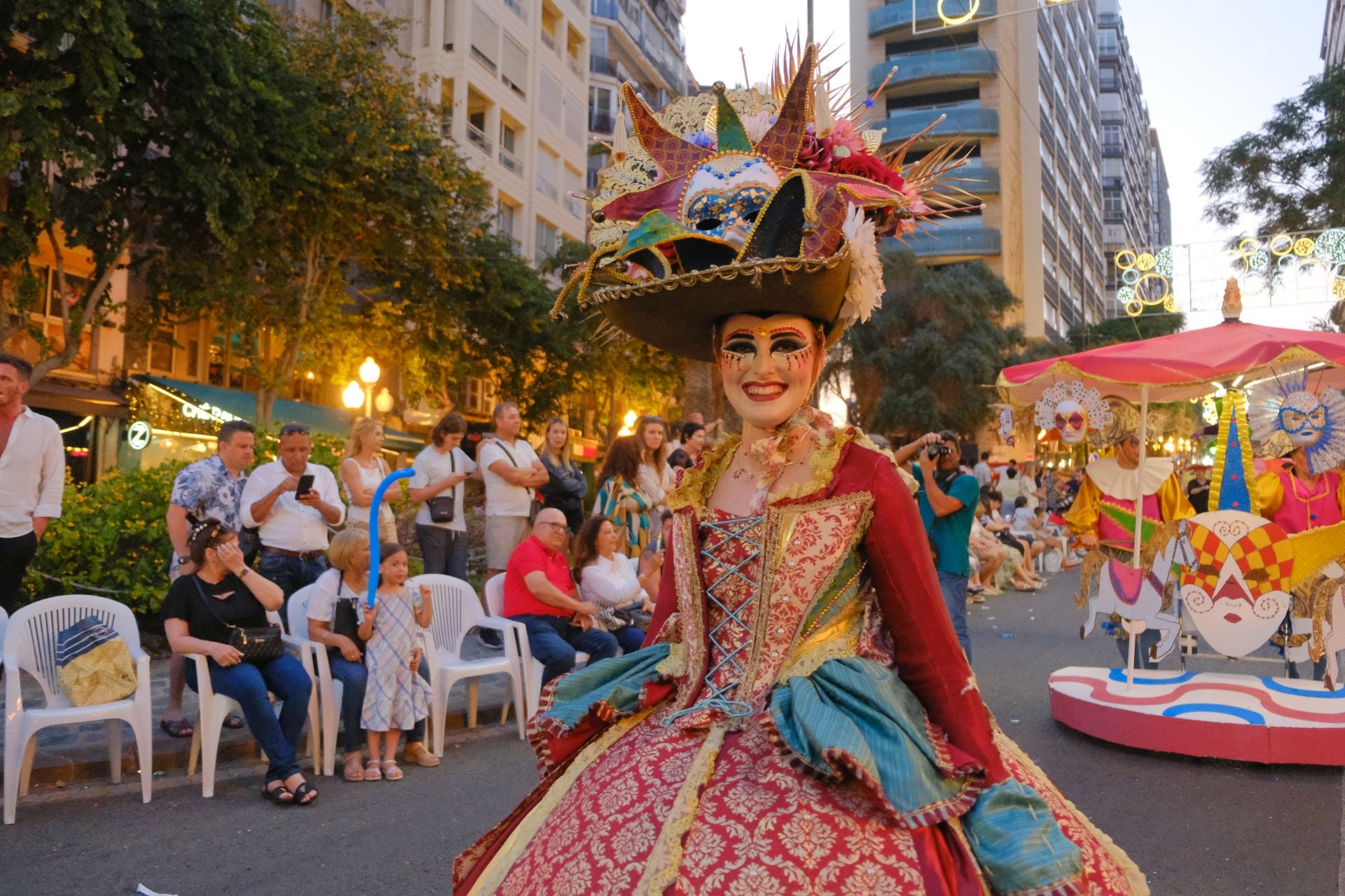 Color, imaginación y humor se dan cita en el desfile del Ninot
