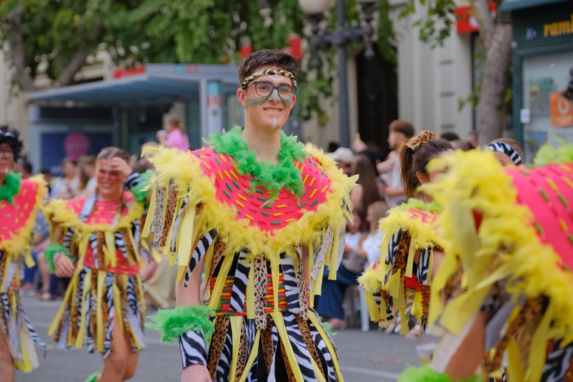Color, imaginación y humor se dan cita en el desfile del Ninot