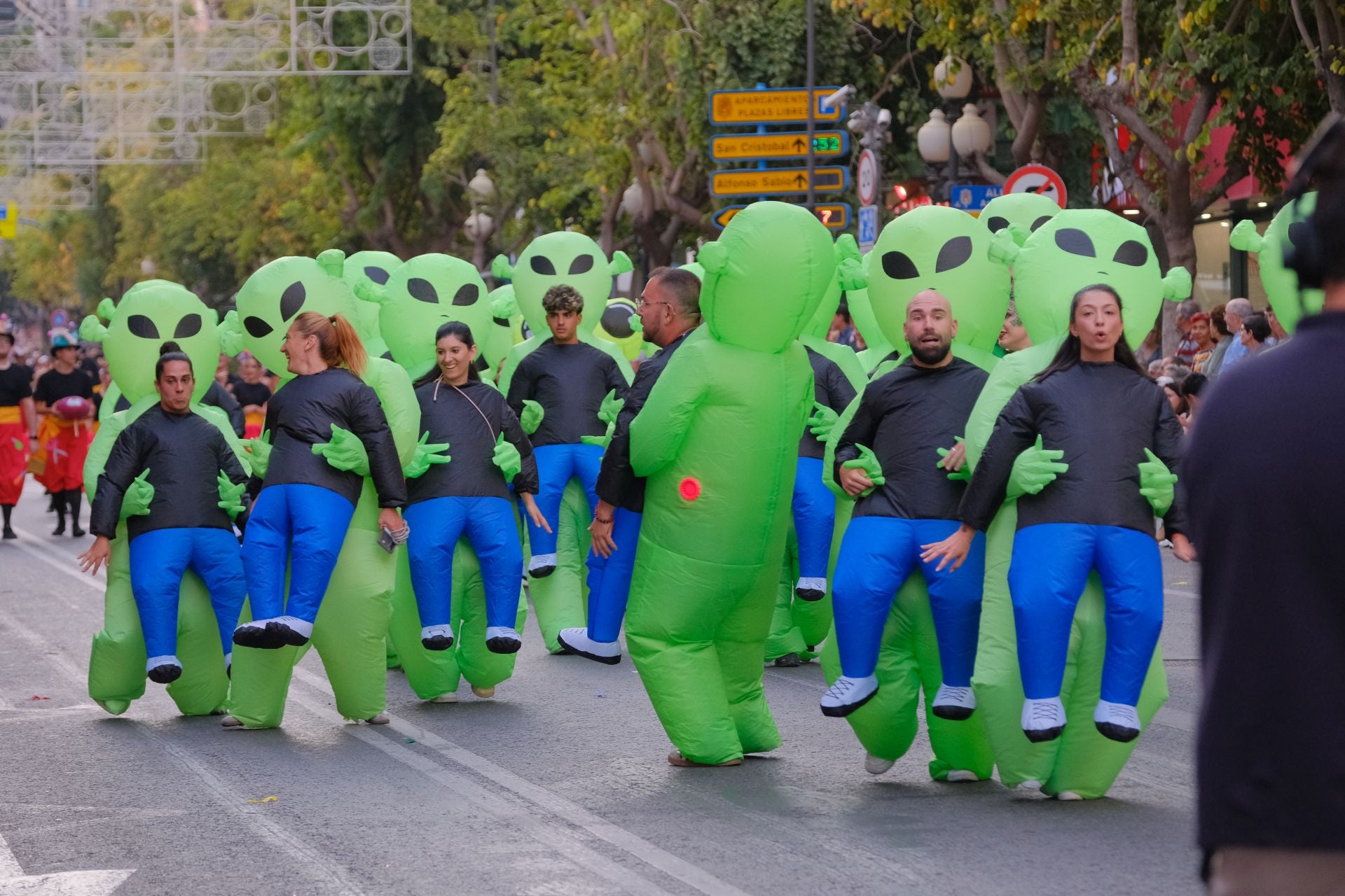 Color, imaginación y humor se dan cita en el desfile del Ninot
