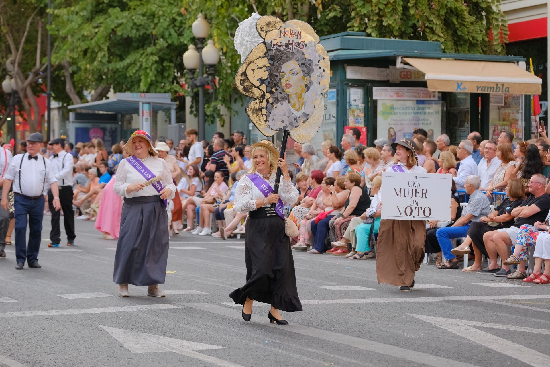 Color, imaginación y humor se dan cita en el desfile del Ninot