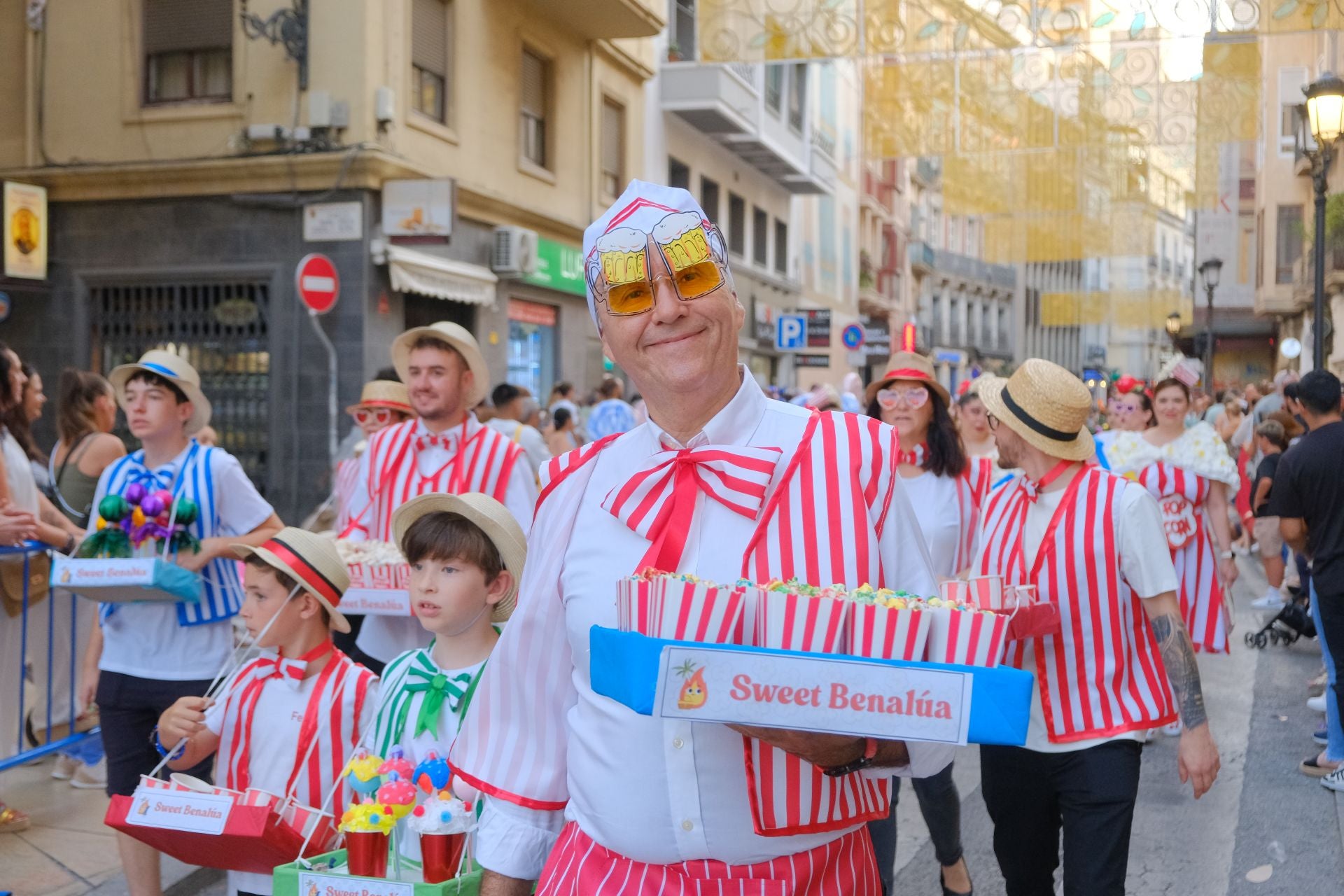 Color, imaginación y humor se dan cita en el desfile del Ninot