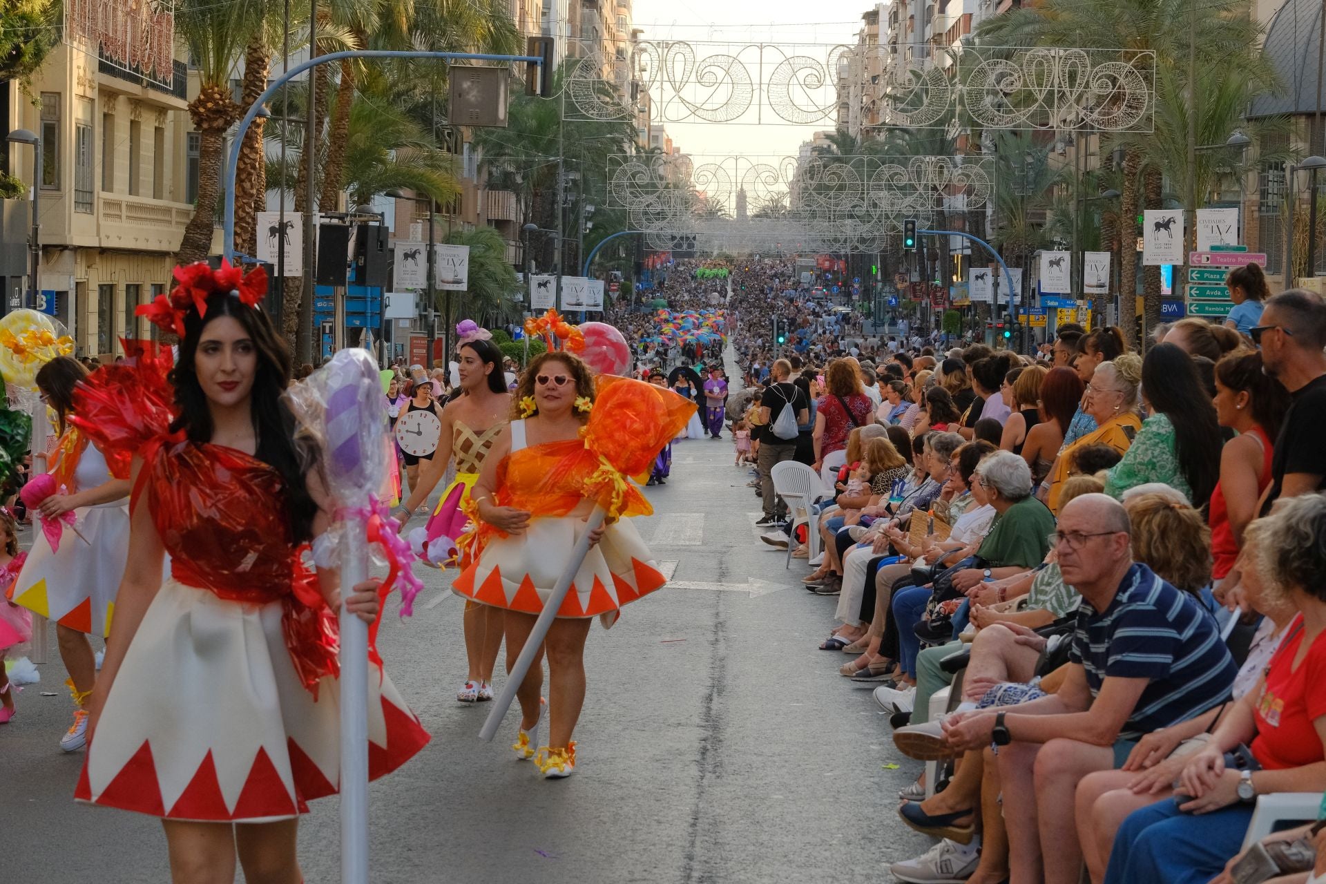 Color, imaginación y humor se dan cita en el desfile del Ninot