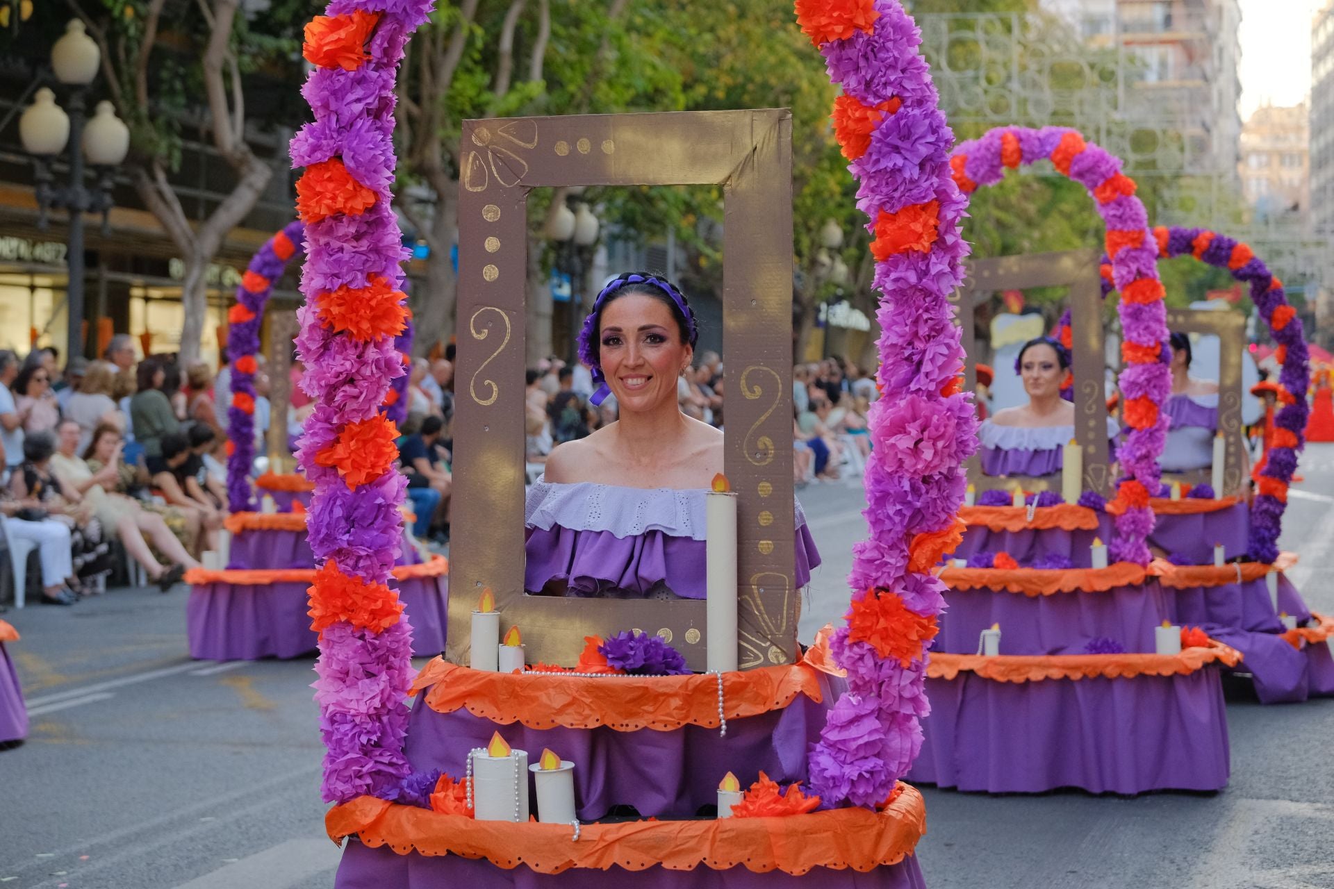 Color, imaginación y humor se dan cita en el desfile del Ninot