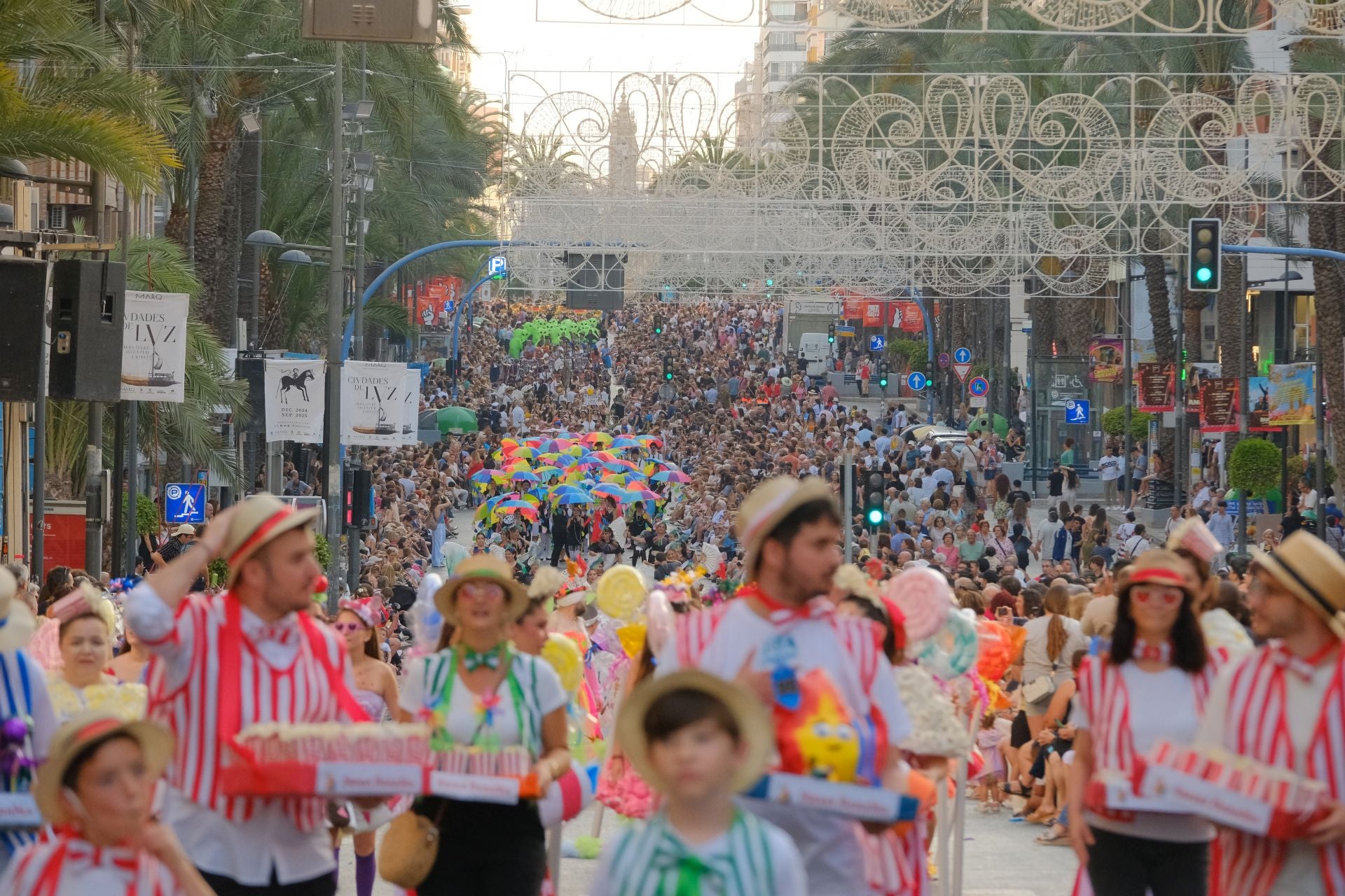 Color, imaginación y humor se dan cita en el desfile del Ninot