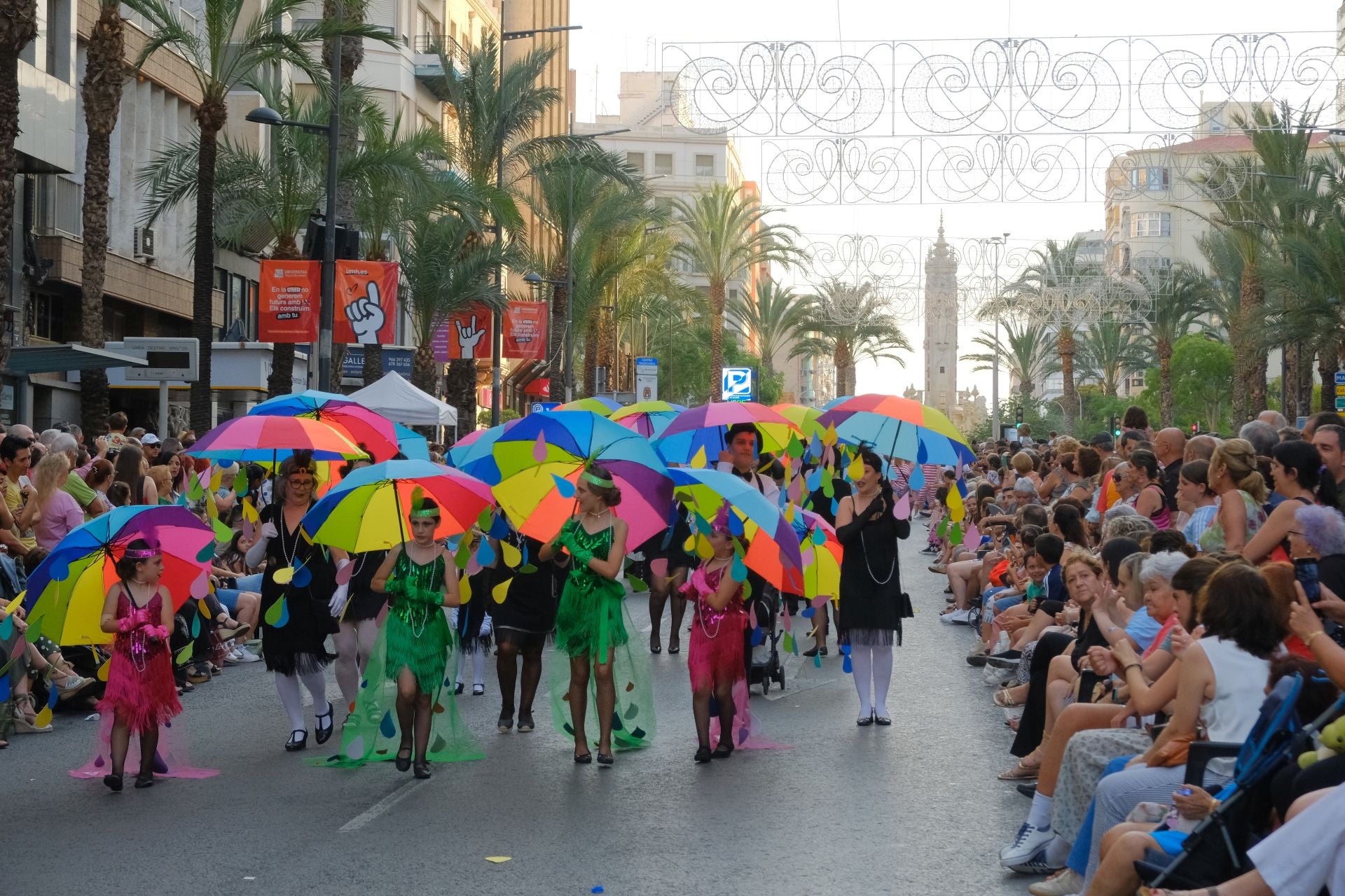 Color, imaginación y humor se dan cita en el desfile del Ninot