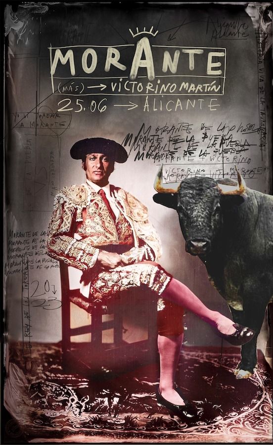 Imagen secundaria 2 - 1. Manuel Escribano presenta en Sevilla, en plena Feria de Abril, el cartel de sus seis 'victorinos' en Alicante. Le acompañan en la imagen, Nacho Lloret, y el autor, José Tomás Pérez Indiano. 2. Boliviano-1, tercero por la izquierda, en los corrales de la plaza de Alicante en la matinal del 24 de junio de 2024. 3. Cartel del festejo con el que Morante de la Puebla se anunció con los toros de Victorino Martín en Alicante, aunque finalmente no pudo torearlos