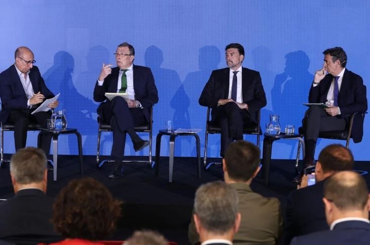 The mayors of Murcia, Alicante, and Granada, José Ballesta, Luis Barcala, and Enrique Catalina, respectively, during the municipal leaders' roundtable. Vicente Vicéns / AGM