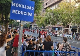 Espacio reservado para movilidad reducida en el Desfile del Ninot, al que solo se puede acceder bajando un escalón y sin sitio reservado para sillas de ruedas.