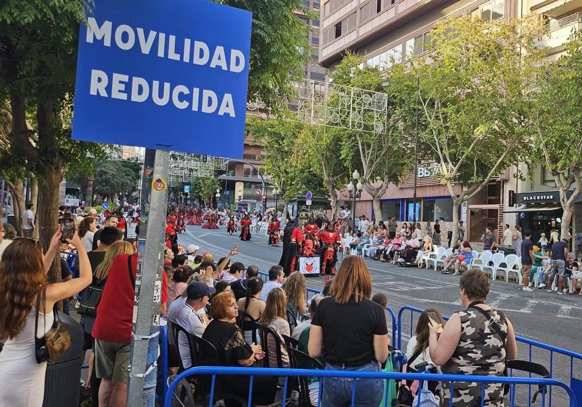 Espacio reservado para movilidad reducida en el Desfile del Ninot, al que solo se puede acceder bajando un escalón y sin sitio reservado para sillas de ruedas.