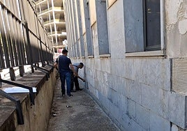 Los técnicos revisan una de las fachadas del Palacio de Justicia de Benalúa.