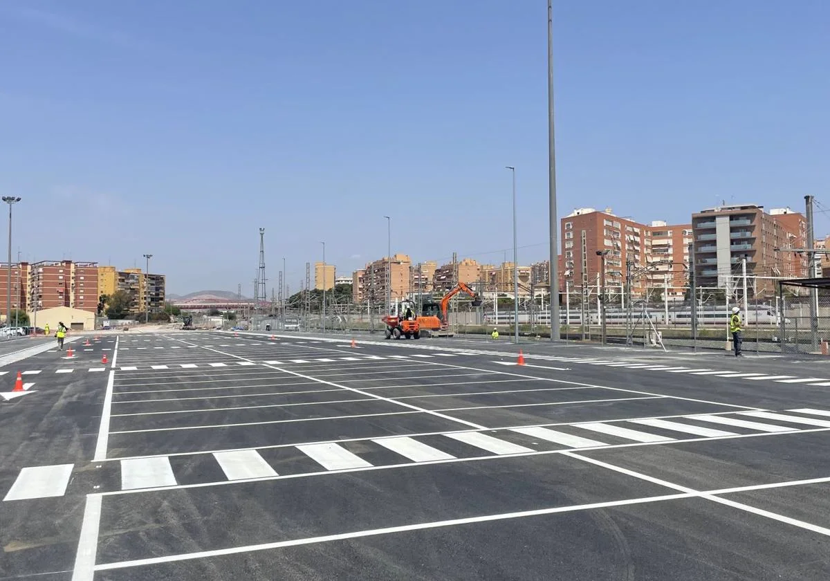 Imagen principal - Alicante estrena un nuevo parking que aumenta hasta 624 las plazas para Hogueras
